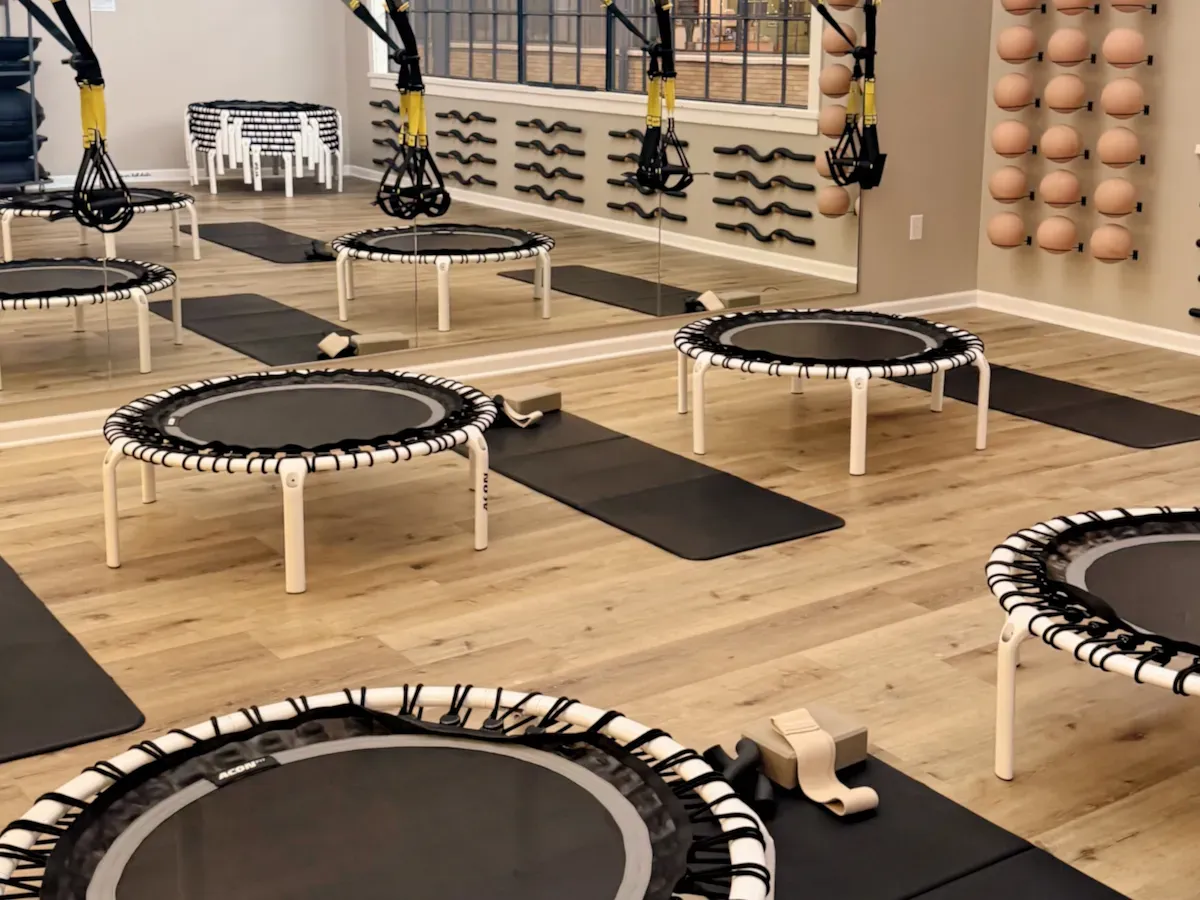 Salón de entrenamiento con trampolines individuales y mats