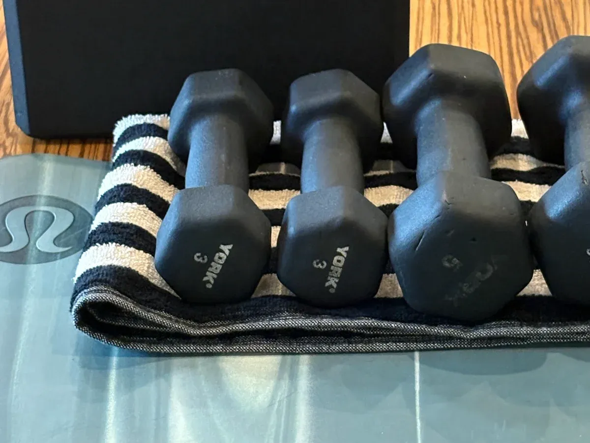 Mancuernas y accesorios usados durante el entrenamiento